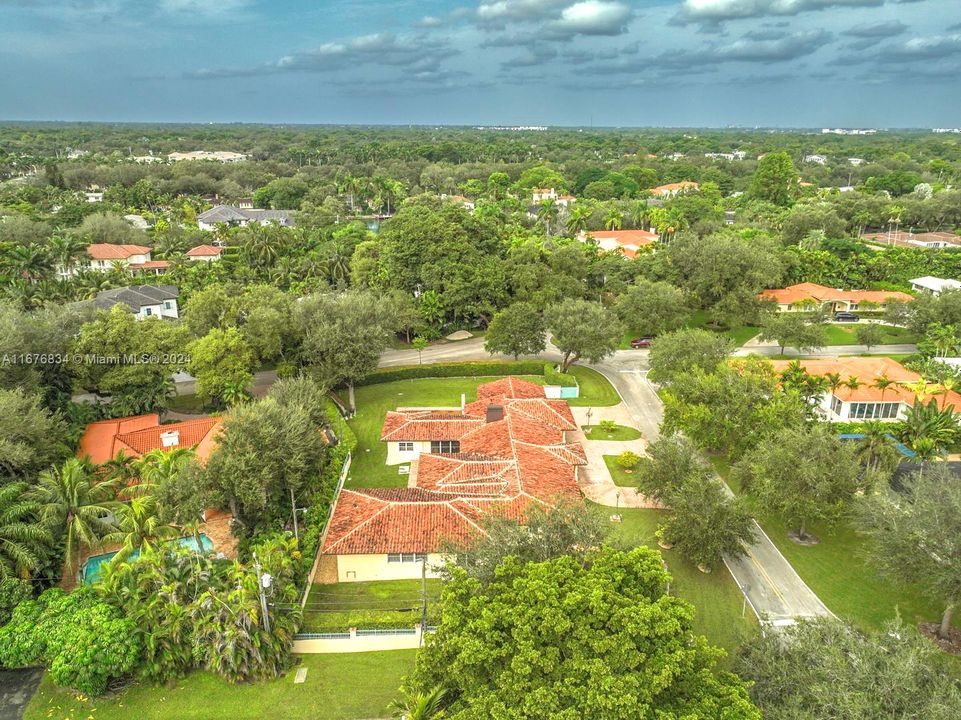 Active With Contract: $3,950,000 (6 beds, 4 baths, 4752 Square Feet)