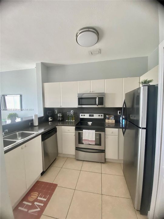 For Rent: $2,200 (2 beds, 2 baths, 967 Square Feet)