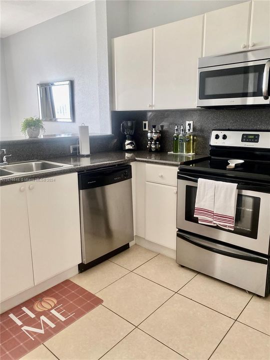 For Rent: $2,200 (2 beds, 2 baths, 967 Square Feet)