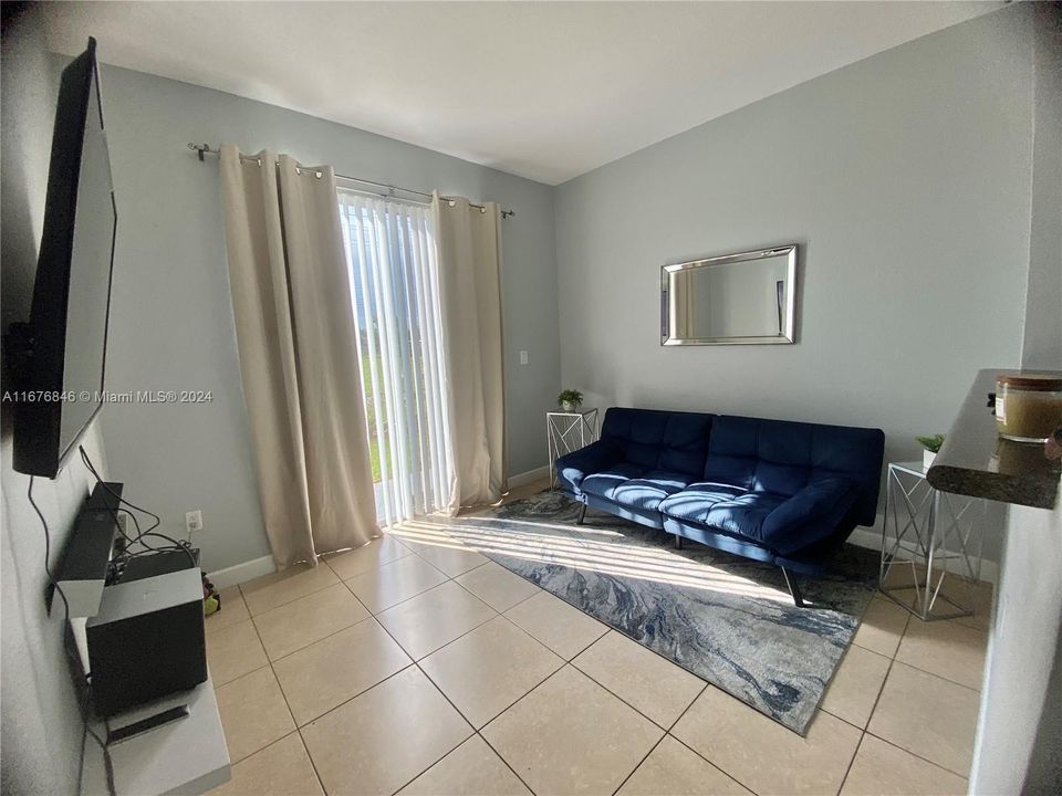 For Rent: $2,200 (2 beds, 2 baths, 967 Square Feet)