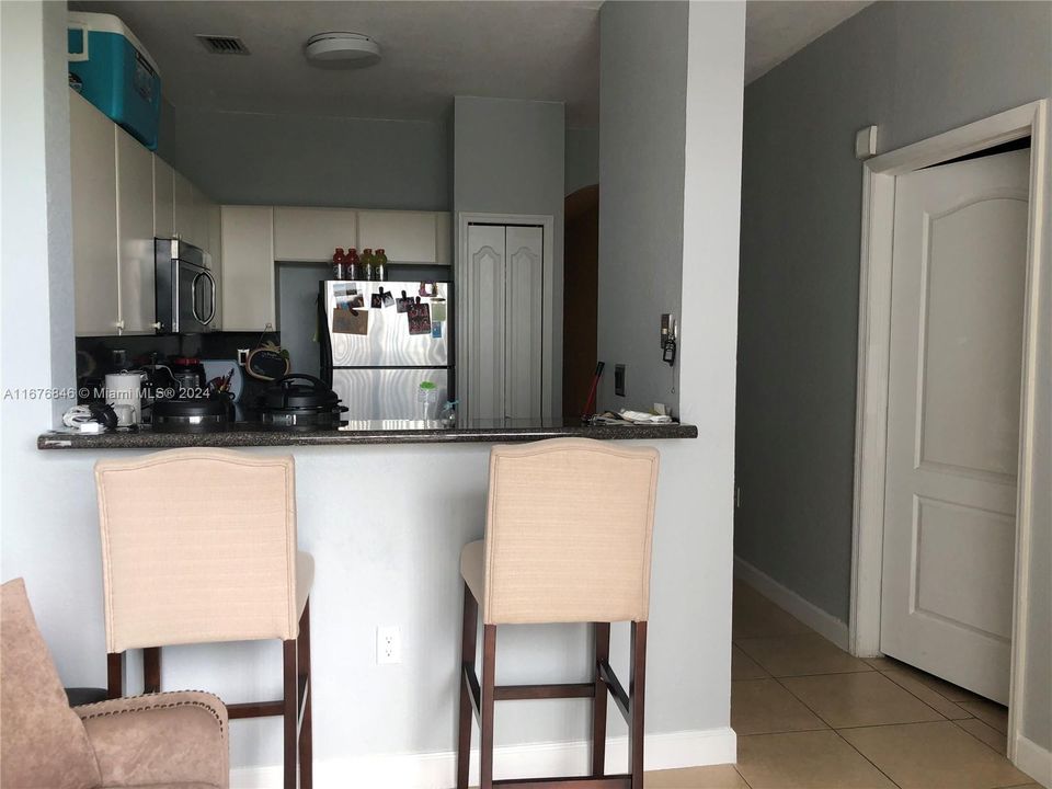 For Rent: $2,200 (2 beds, 2 baths, 967 Square Feet)