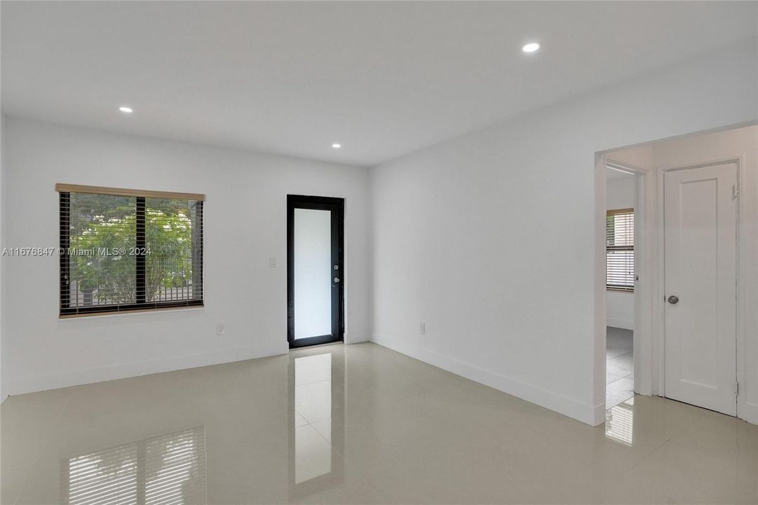 En Venta: $640,000 (4 camas, 2 baños, 1341 Pies cuadrados)