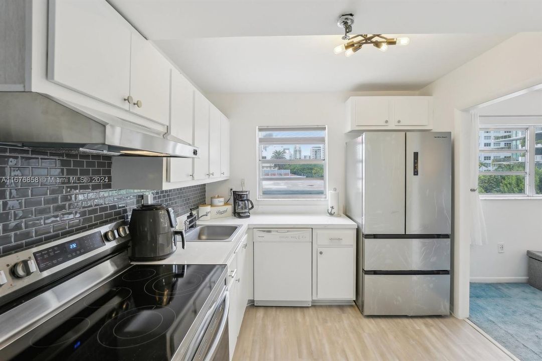 For Sale: $525,000 (2 beds, 1 baths, 1071 Square Feet)