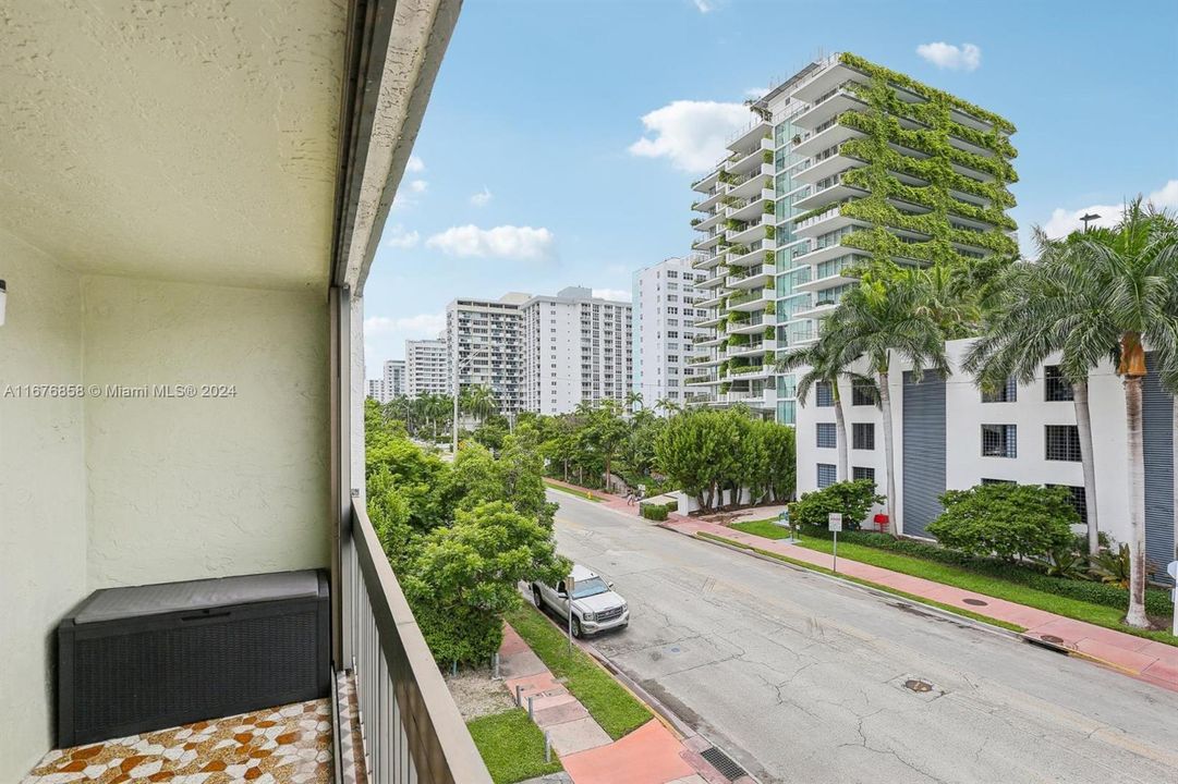 For Sale: $525,000 (2 beds, 1 baths, 1071 Square Feet)