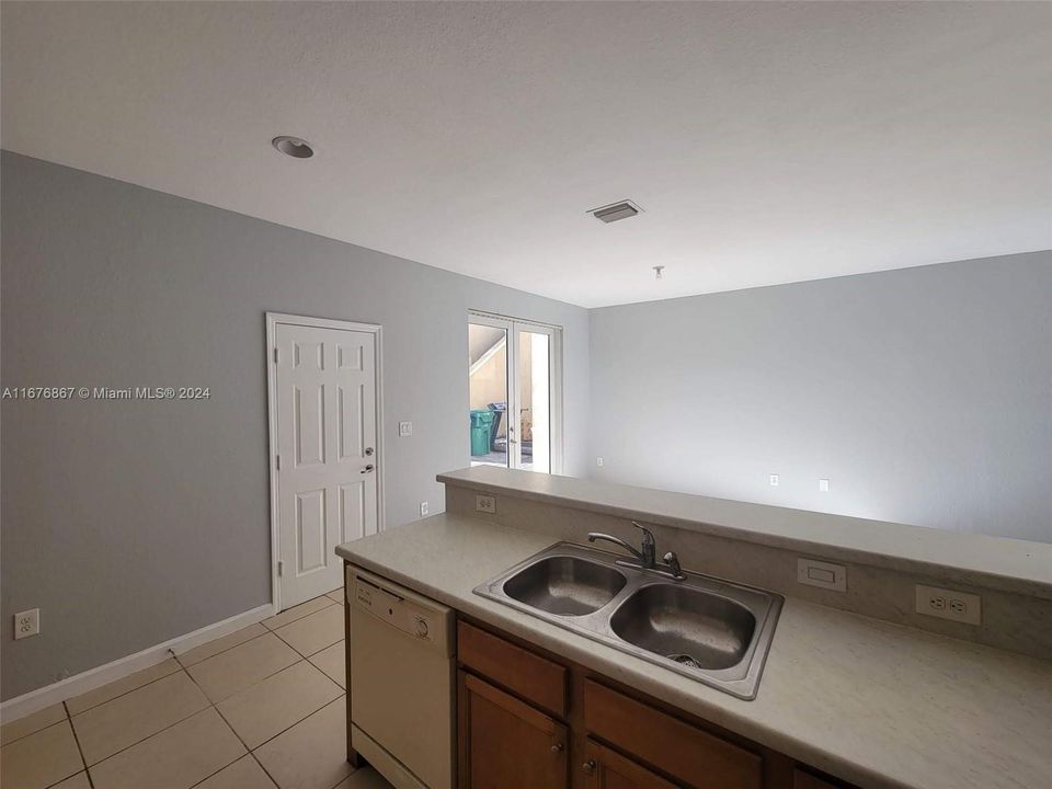 For Rent: $3,200 (3 beds, 2 baths, 1740 Square Feet)