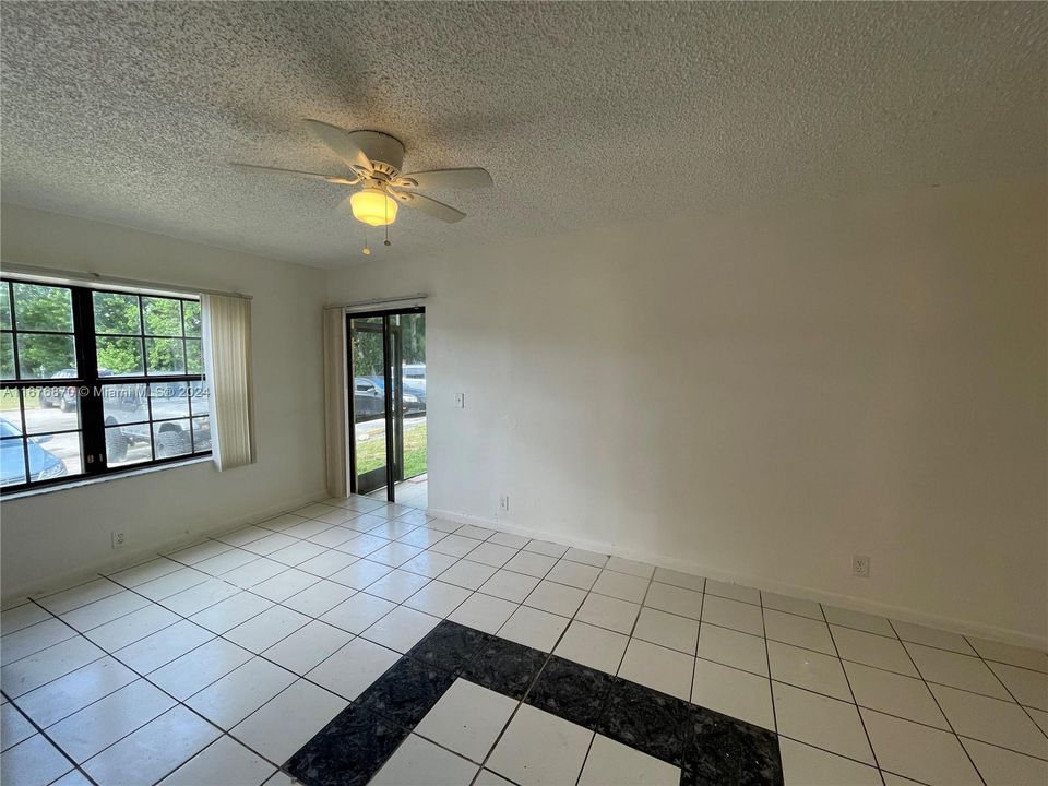 For Rent: $2,050 (2 beds, 2 baths, 1007 Square Feet)