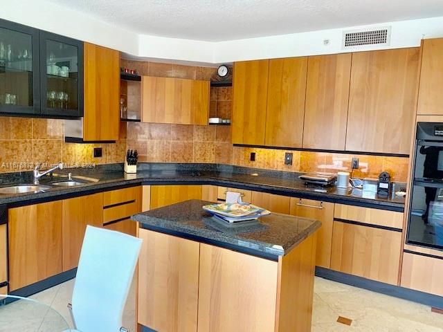 En Venta: $2,850,000 (3 camas, 3 baños, 1840 Pies cuadrados)