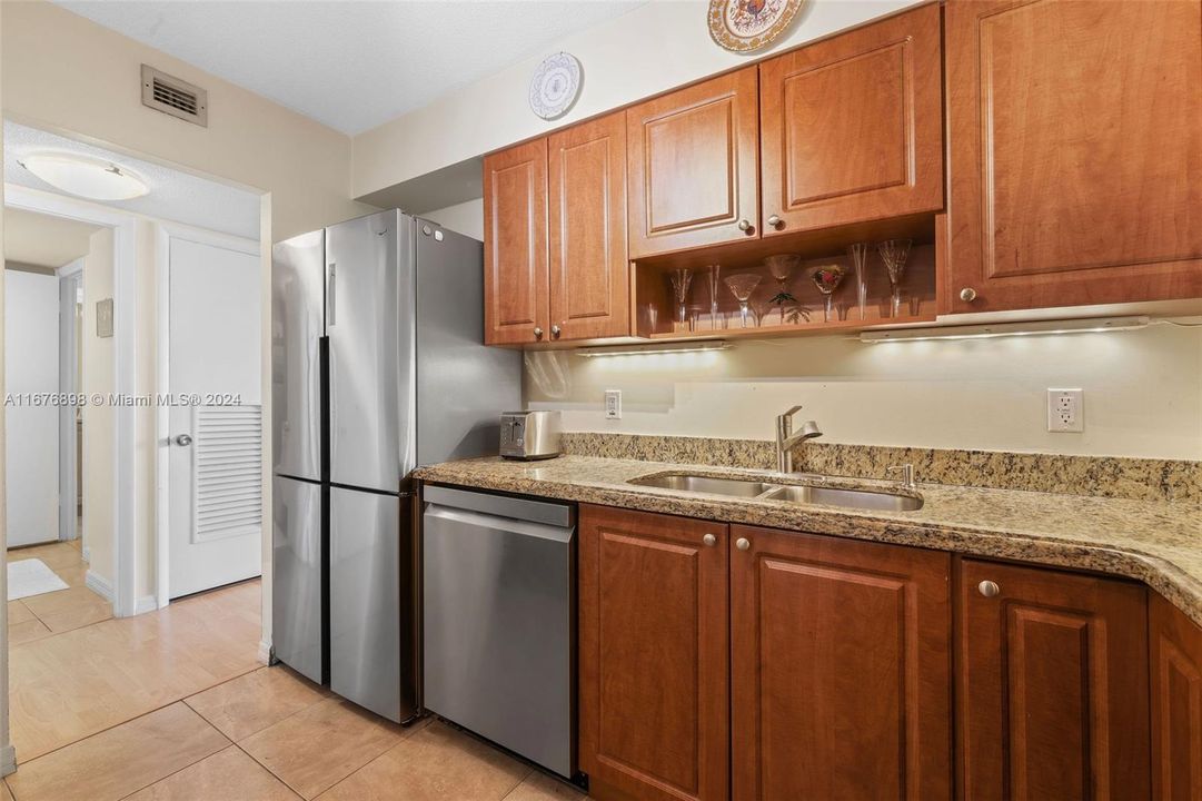 For Sale: $580,000 (1 beds, 1 baths, 950 Square Feet)