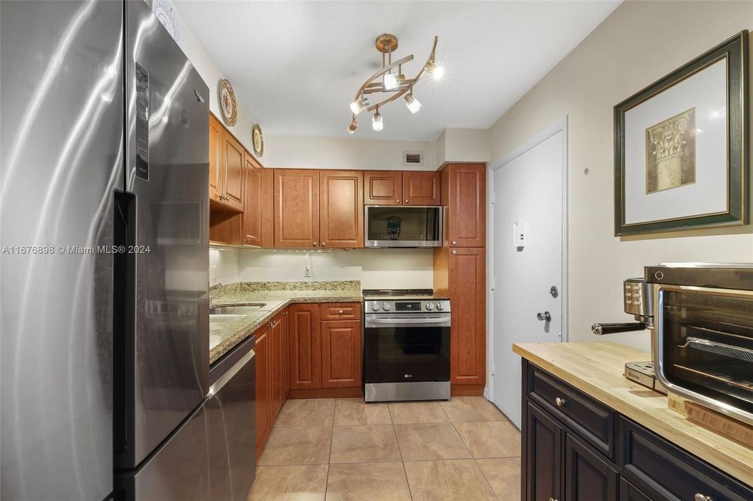 For Sale: $580,000 (1 beds, 1 baths, 950 Square Feet)