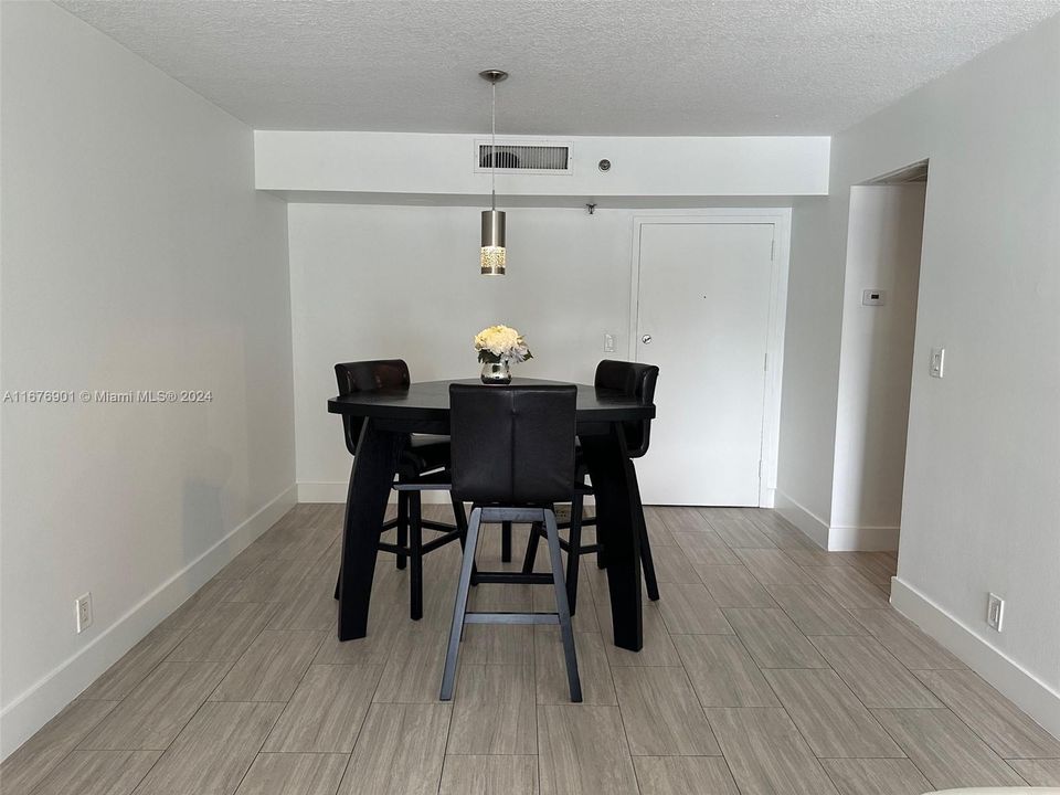 For Sale: $430,000 (2 beds, 2 baths, 1062 Square Feet)