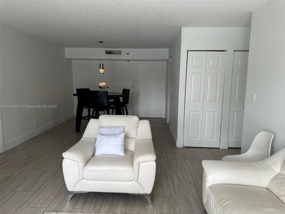 For Sale: $430,000 (2 beds, 2 baths, 1062 Square Feet)