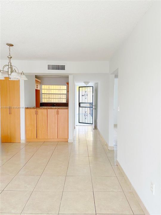 For Sale: $269,000 (2 beds, 1 baths, 707 Square Feet)