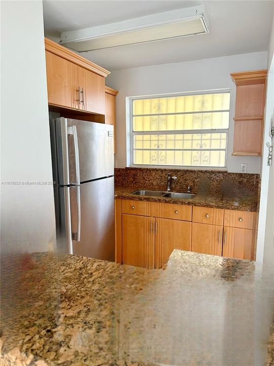 For Sale: $269,000 (2 beds, 1 baths, 707 Square Feet)