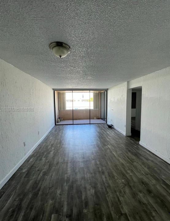 For Sale: $297,500 (2 beds, 1 baths, 930 Square Feet)