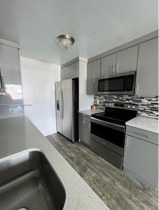 For Sale: $297,500 (2 beds, 1 baths, 930 Square Feet)