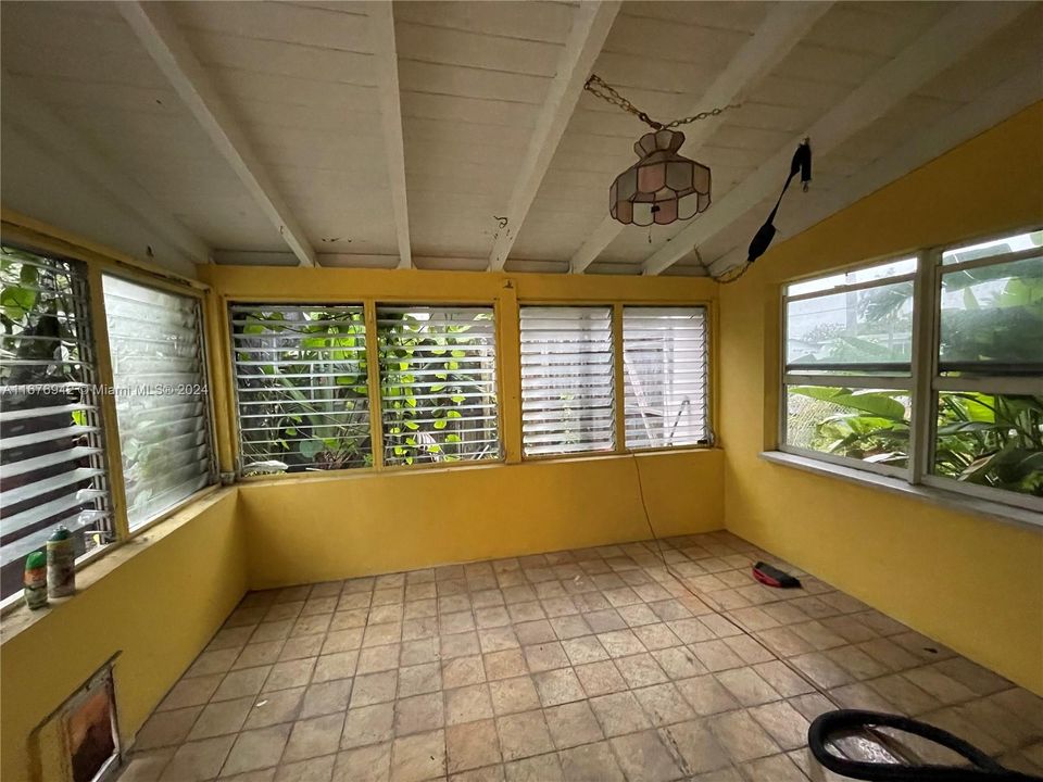 For Sale: $449,000 (3 beds, 1 baths, 1331 Square Feet)