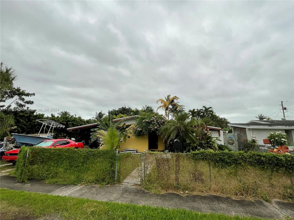 For Sale: $449,000 (3 beds, 1 baths, 1331 Square Feet)