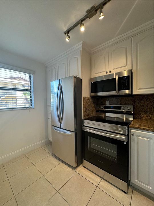 For Rent: $2,700 (2 beds, 2 baths, 1076 Square Feet)