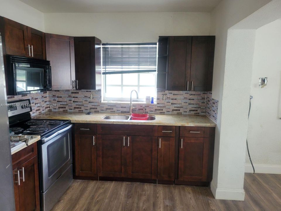 For Rent: $3,900 (4 beds, 2 baths, 1390 Square Feet)