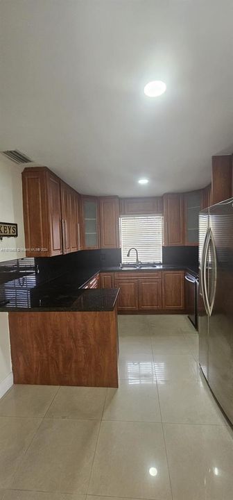 For Rent: $3,100 (2 beds, 1 baths, 2511 Square Feet)