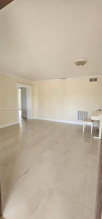 For Rent: $3,100 (2 beds, 1 baths, 2511 Square Feet)