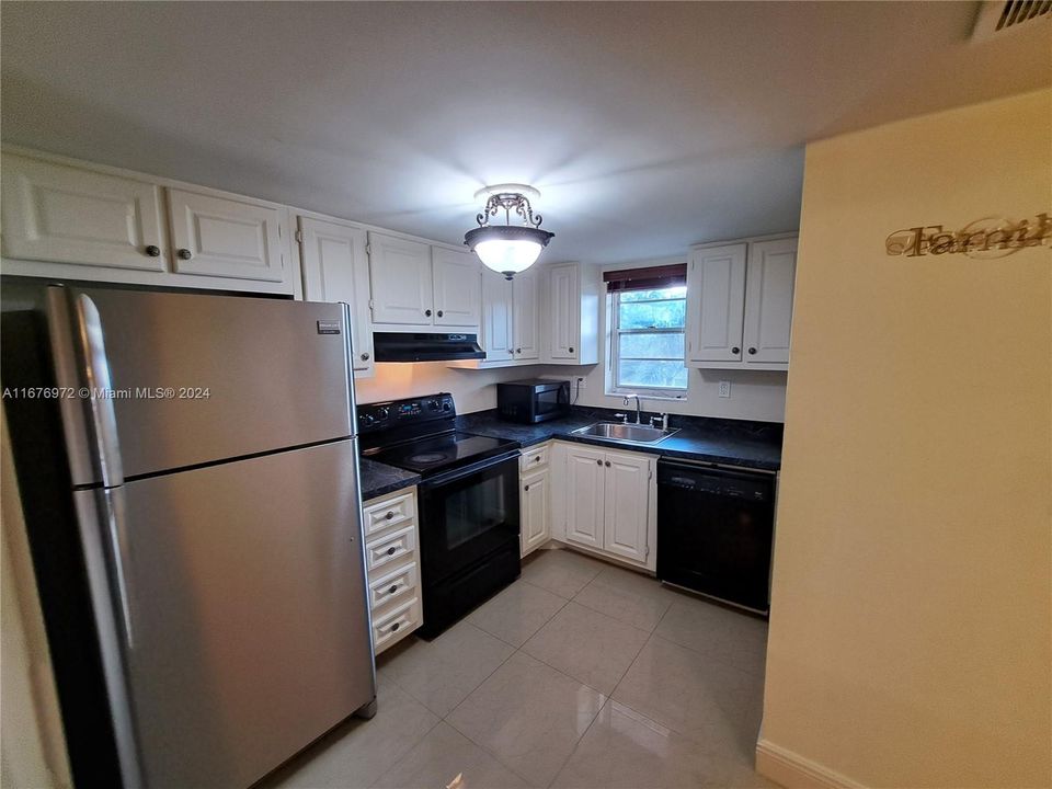 For Rent: $2,300 (2 beds, 2 baths, 1180 Square Feet)