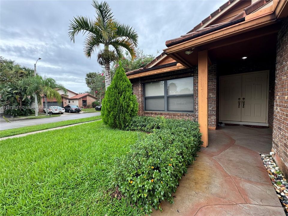 Active With Contract: $3,950 (3 beds, 2 baths, 1770 Square Feet)