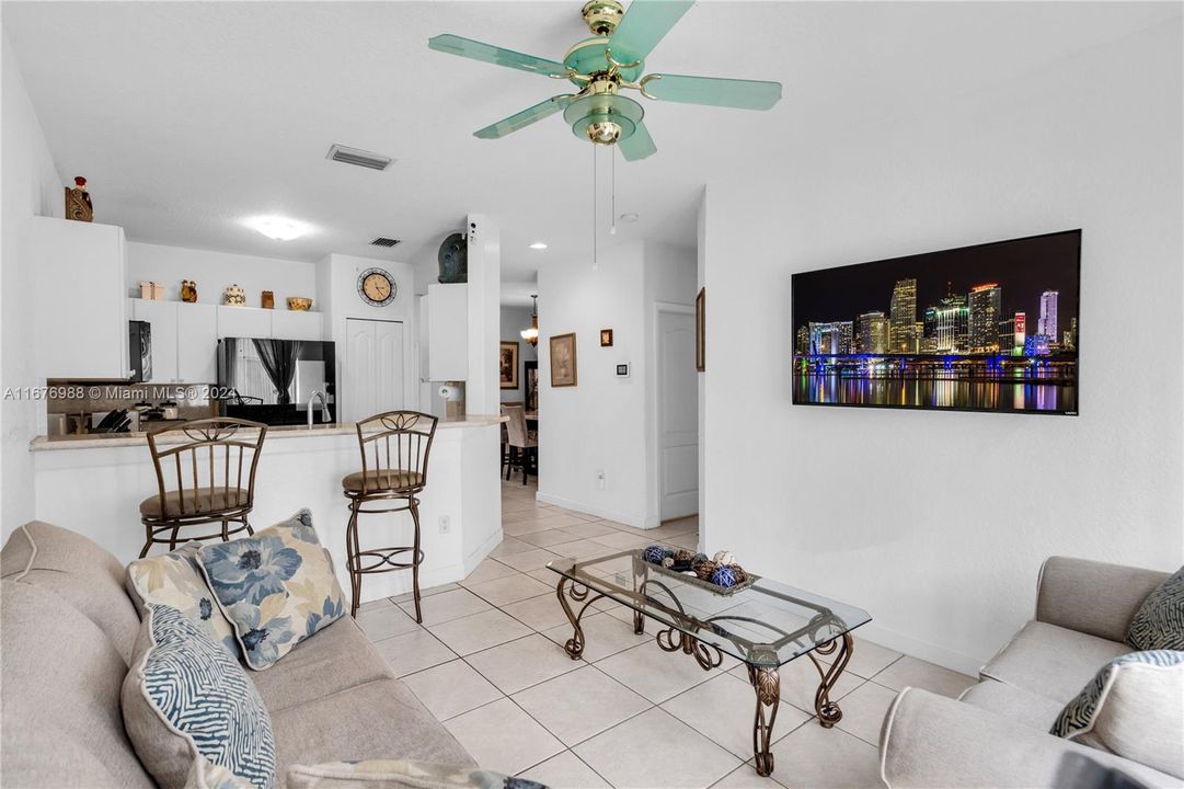 For Sale: $379,900 (3 beds, 3 baths, 1701 Square Feet)