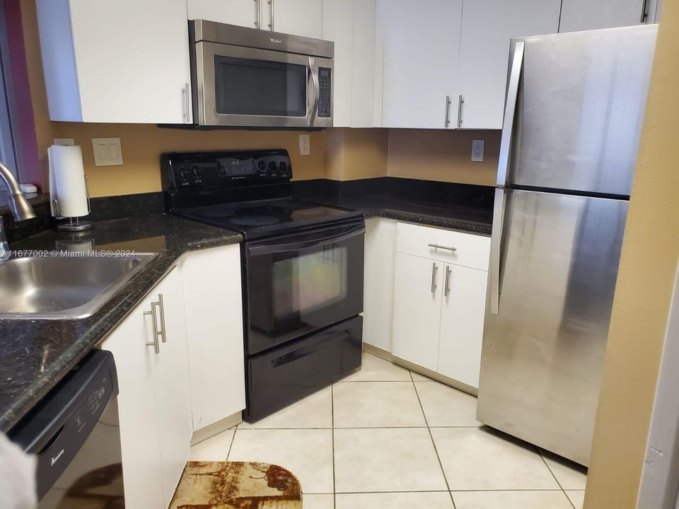 Недавно арендовано: $2,450 (1 спален, 1 ванн, 750 Квадратных фут)