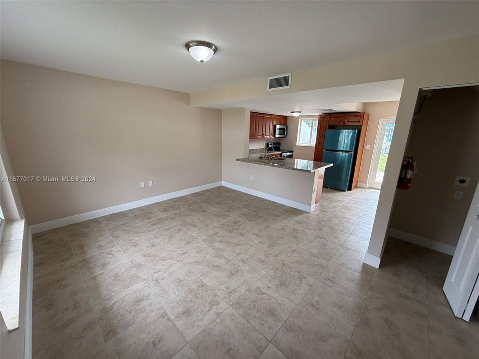 For Rent: $2,400 (2 beds, 1 baths, 1114 Square Feet)