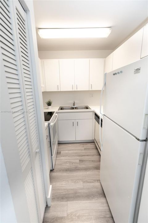 Active With Contract: $2,400 (1 beds, 1 baths, 700 Square Feet)