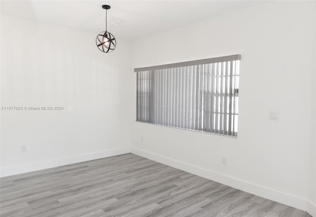 Active With Contract: $2,400 (1 beds, 1 baths, 700 Square Feet)