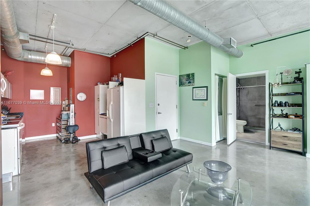 For Sale: $389,000 (1 beds, 1 baths, 728 Square Feet)