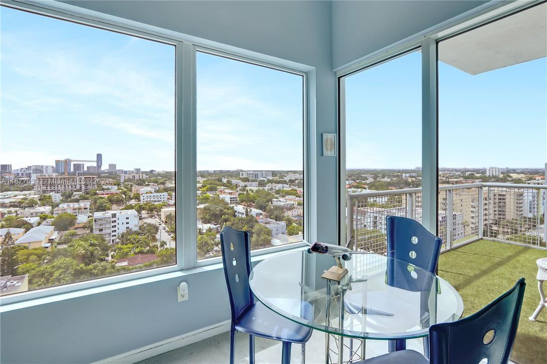 For Sale: $389,000 (1 beds, 1 baths, 728 Square Feet)