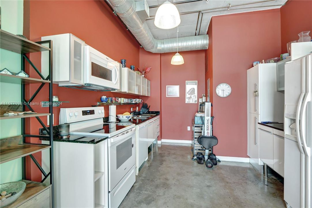 For Sale: $389,000 (1 beds, 1 baths, 728 Square Feet)