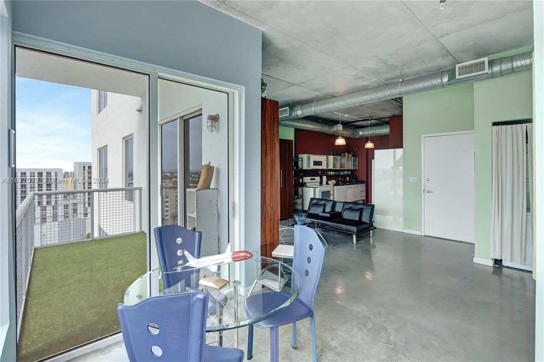 For Sale: $389,000 (1 beds, 1 baths, 728 Square Feet)