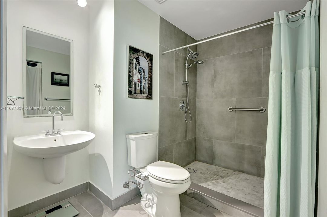 For Sale: $389,000 (1 beds, 1 baths, 728 Square Feet)