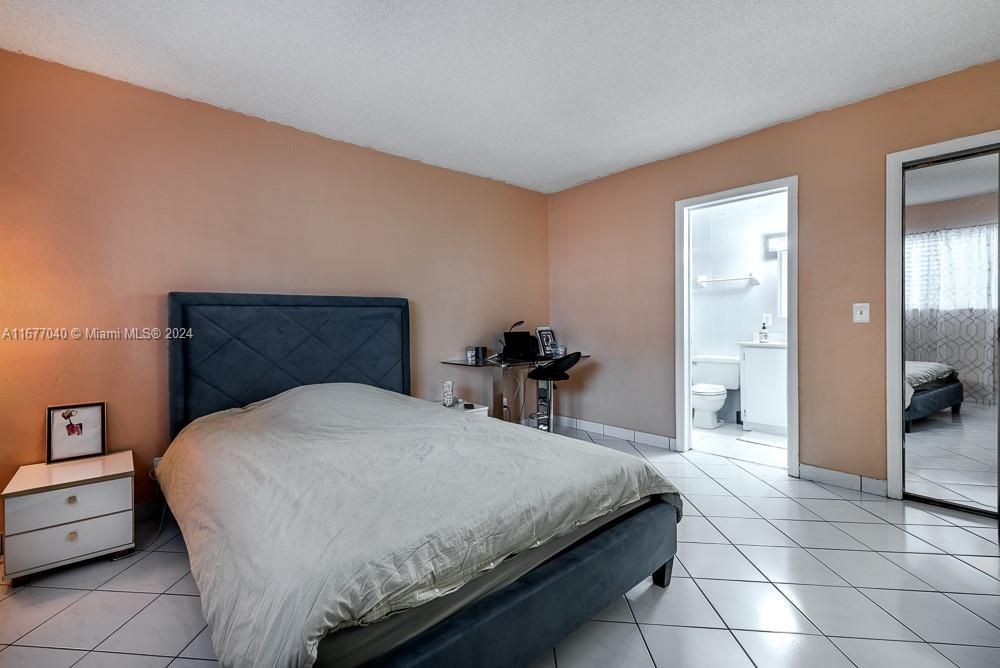 For Sale: $219,000 (2 beds, 2 baths, 940 Square Feet)