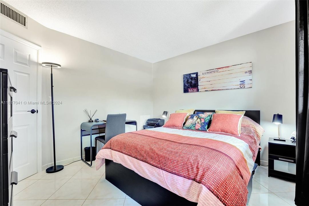 For Sale: $192,500 (2 beds, 2 baths, 944 Square Feet)