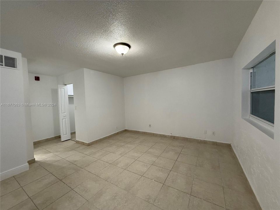 For Rent: $1,850 (1 beds, 1 baths, 982 Square Feet)