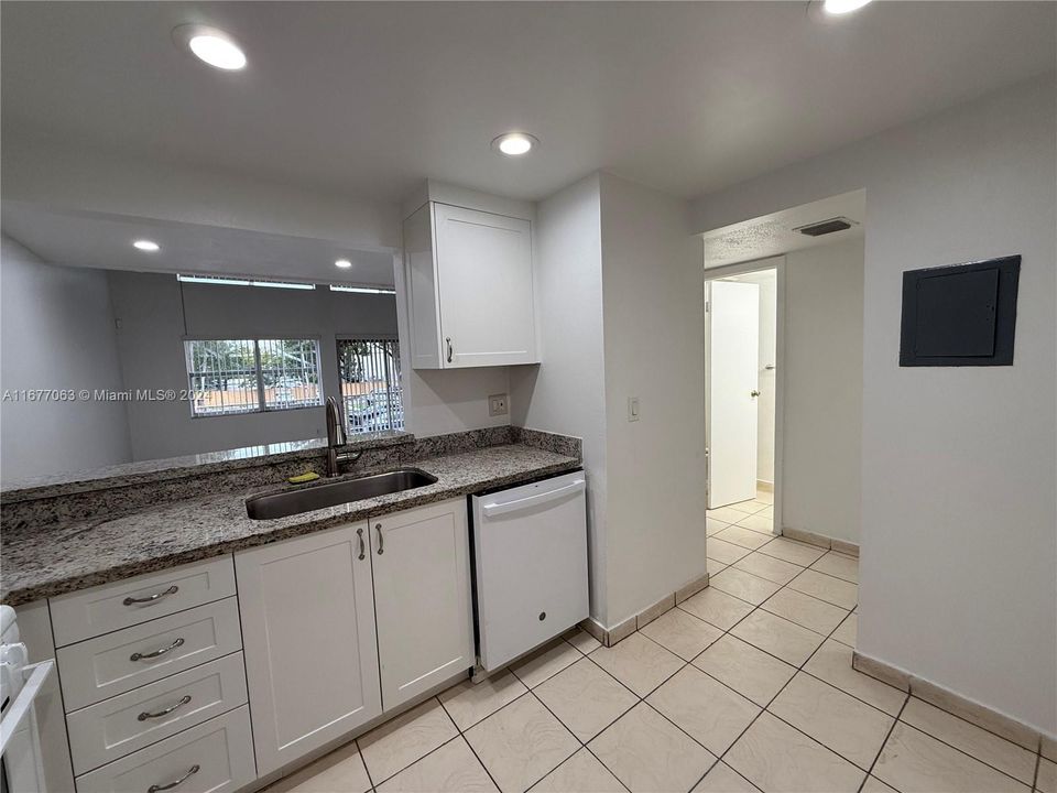 For Rent: $1,850 (1 beds, 1 baths, 982 Square Feet)