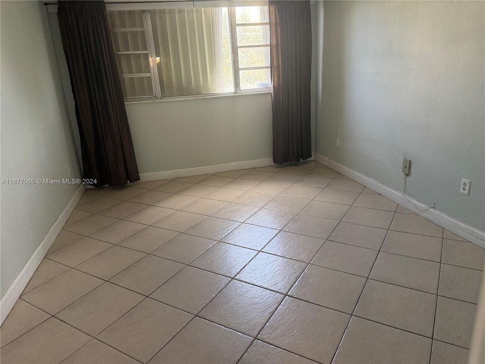 For Rent: $1,650 (1 beds, 1 baths, 900 Square Feet)