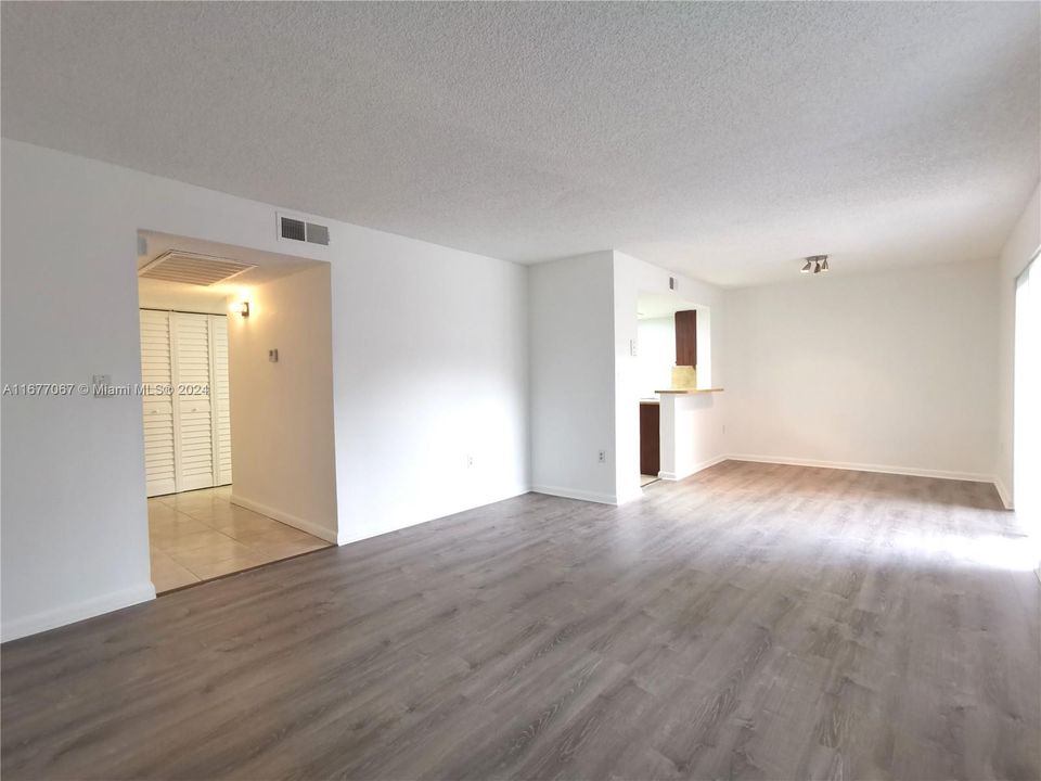 For Rent: $1,950 (2 beds, 2 baths, 910 Square Feet)