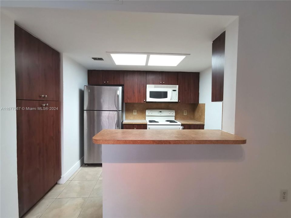 For Rent: $1,950 (2 beds, 2 baths, 910 Square Feet)