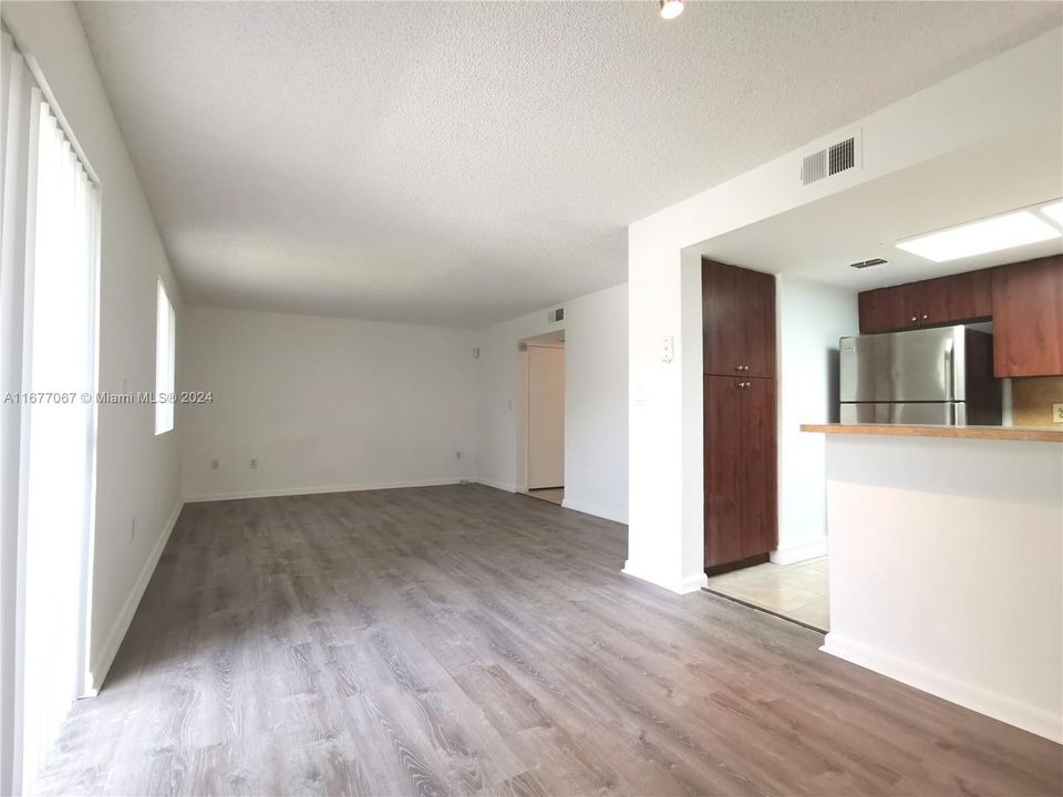 For Rent: $1,950 (2 beds, 2 baths, 910 Square Feet)