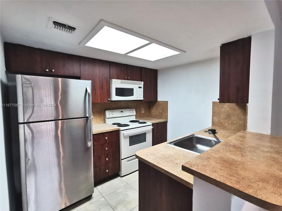 For Rent: $1,950 (2 beds, 2 baths, 910 Square Feet)