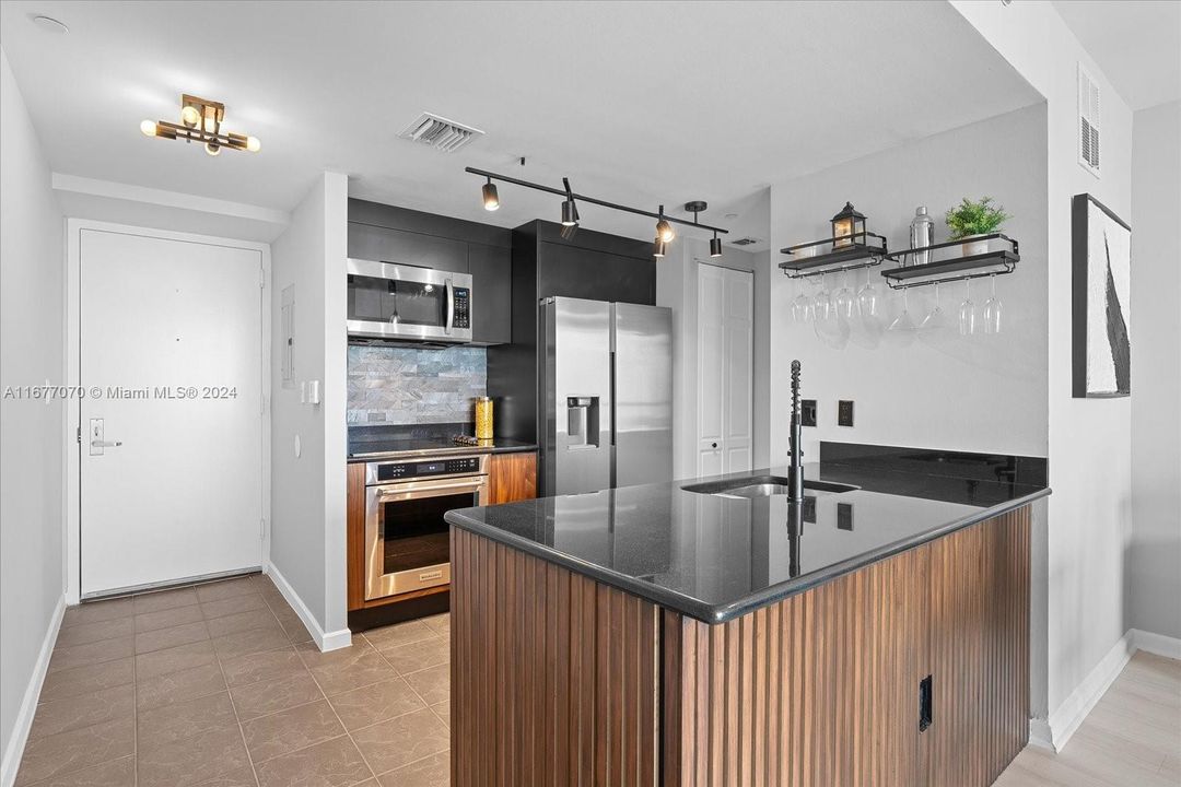 For Sale: $469,000 (1 beds, 1 baths, 700 Square Feet)