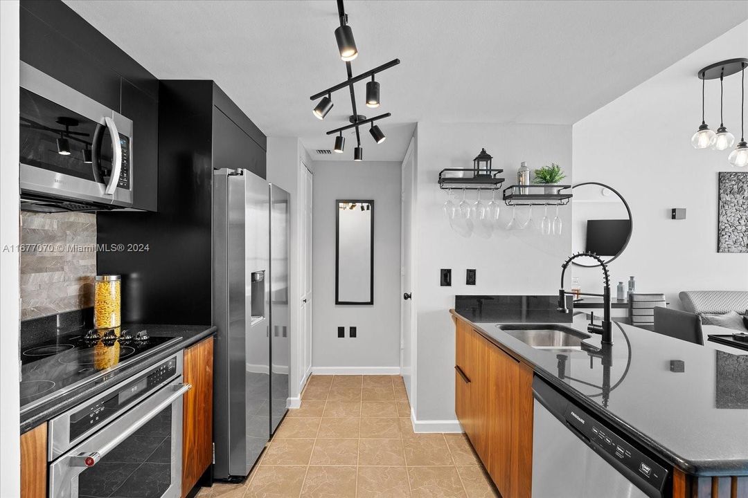 For Sale: $469,000 (1 beds, 1 baths, 700 Square Feet)