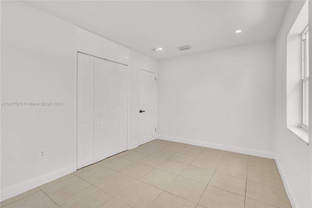 For Sale: $335,000 (2 beds, 1 baths, 720 Square Feet)