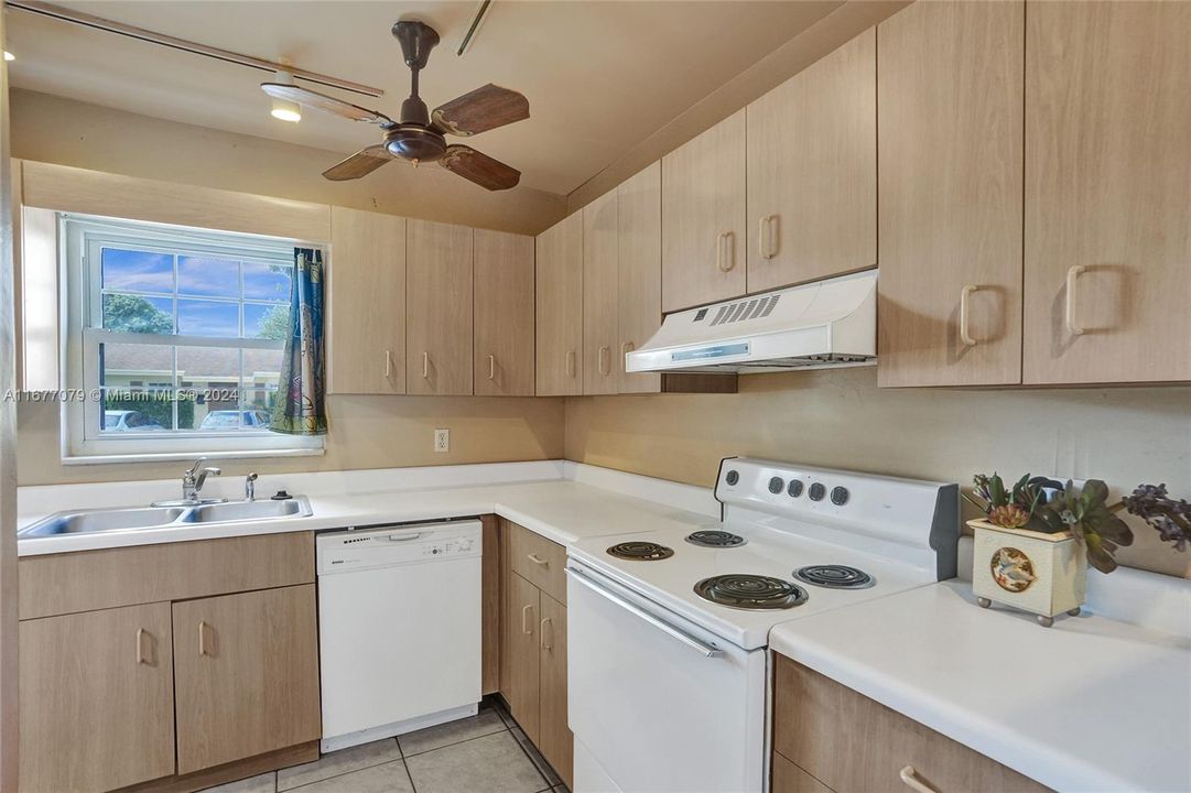 For Sale: $270,000 (3 beds, 1 baths, 1400 Square Feet)